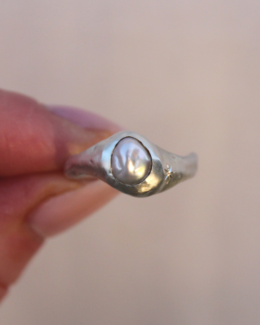 Pearl Tale Ring ~ 01